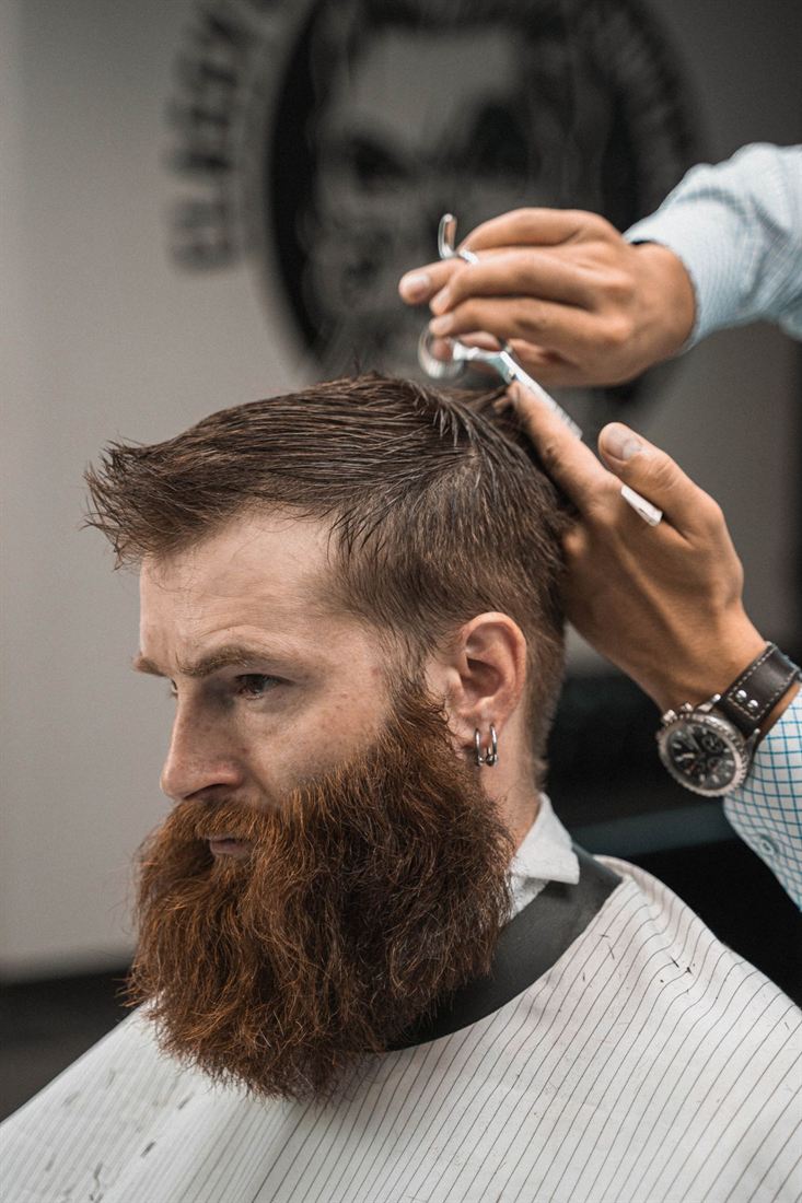 Barba aparada na toalha quente