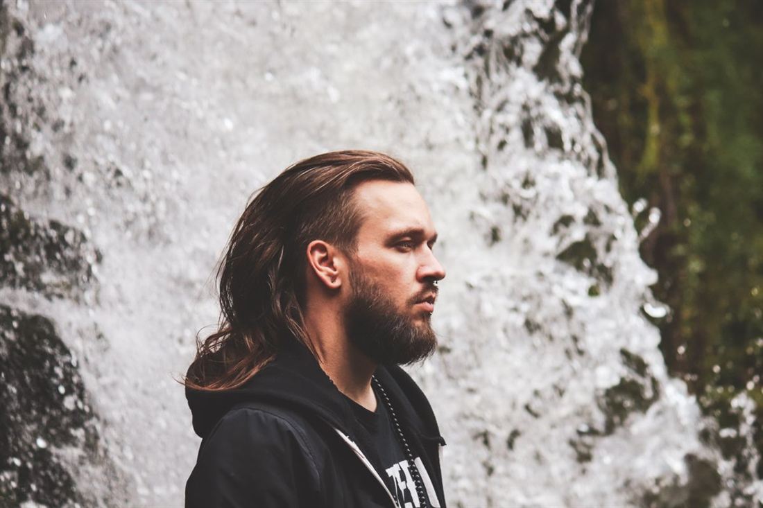 Cabelo longo com barba